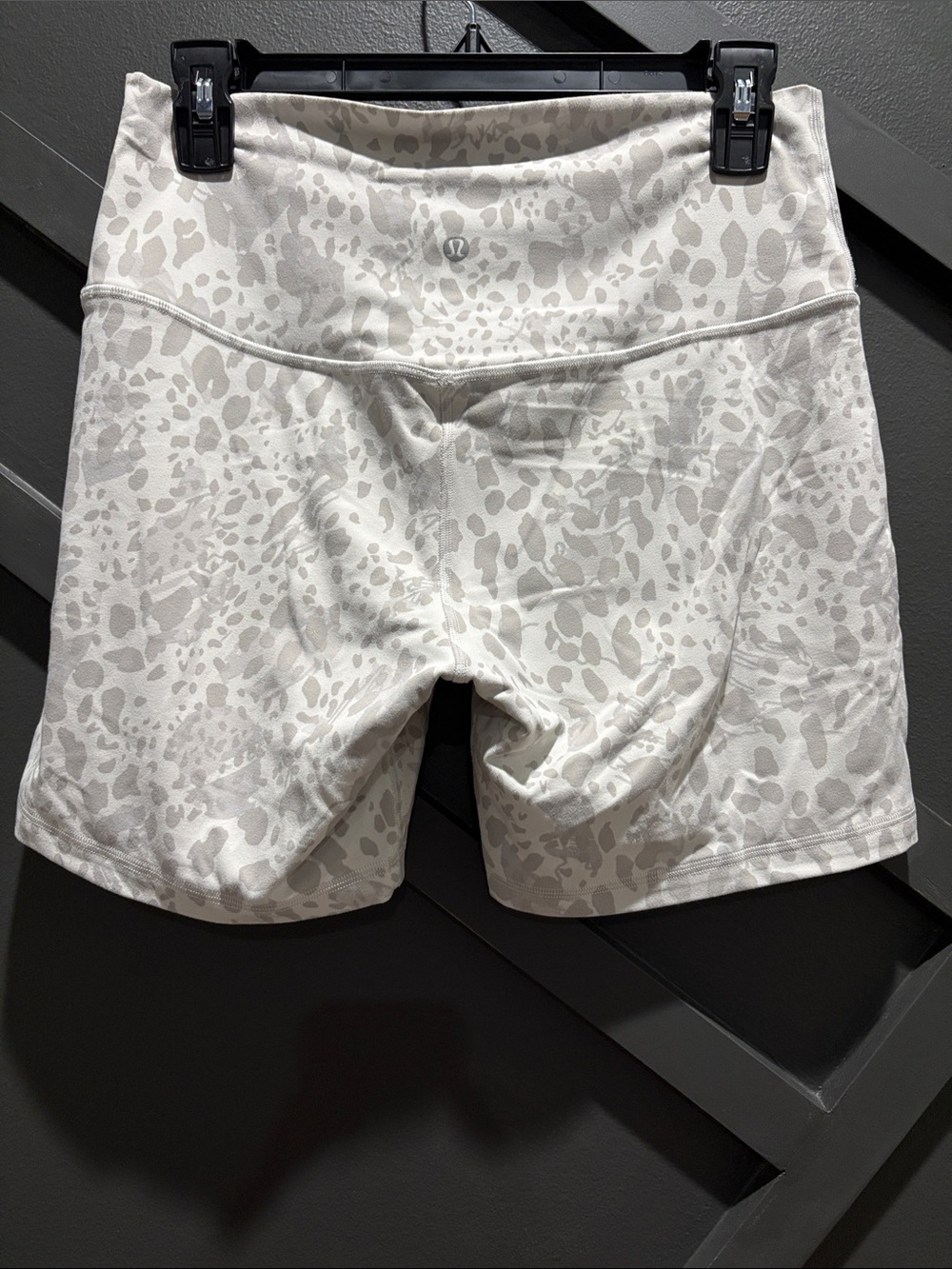 Lululemon High Rise 6” Biker Shorts White Gray Abstract Print Size 10 - Picture 2 of 7